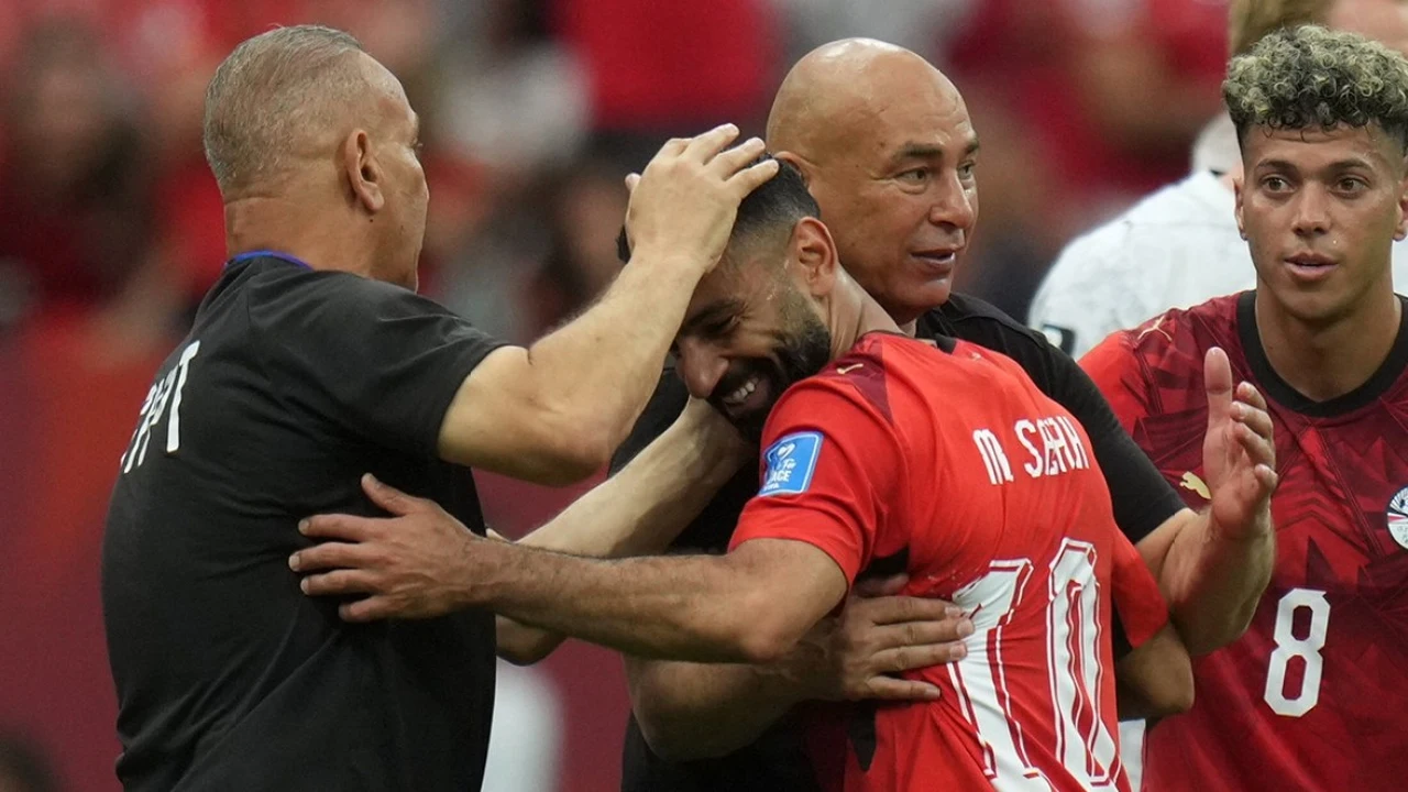 مدرب مصر يثني على صلاح في مهامه الجديدة بالملعب